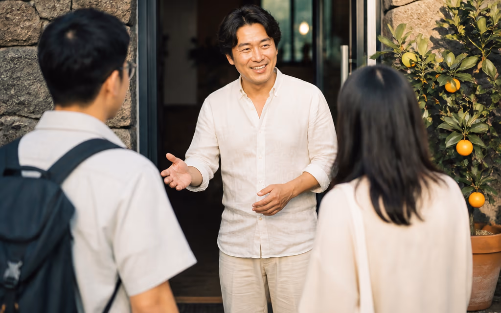 외국인 손님이 도착해 펜션 호스트와 다국어로 인사하는 첫 만남