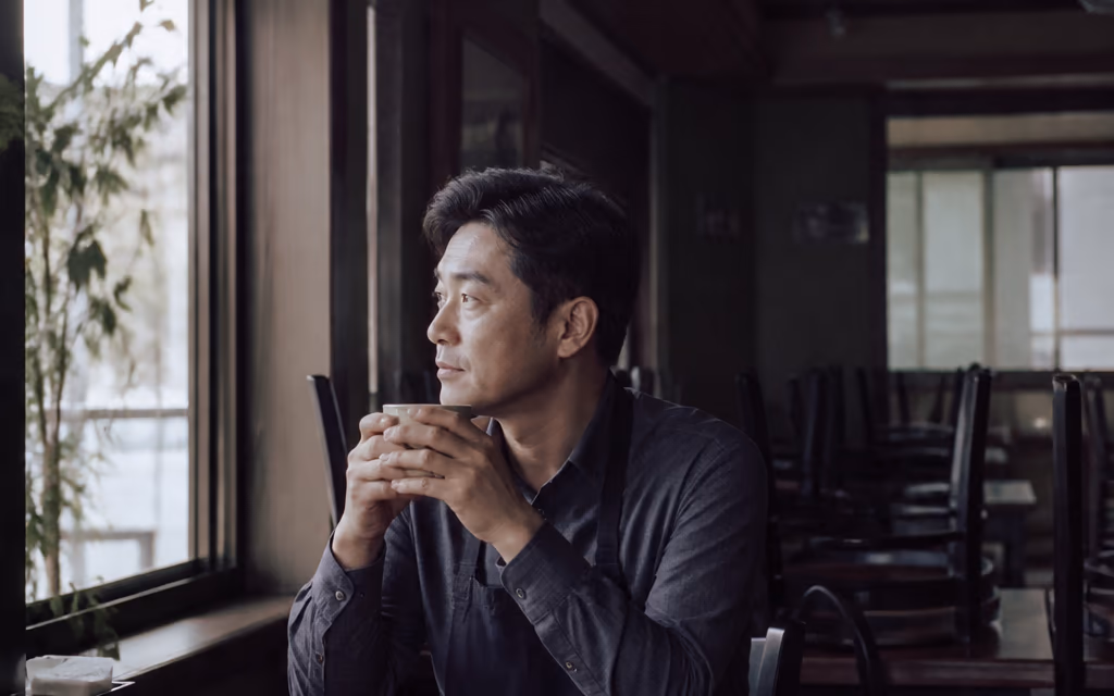 이른 아침 조용한 매장에서 생각에 잠긴 사장님