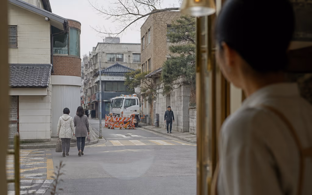 거리의 유동을 살펴보는 매장 앞 풍경