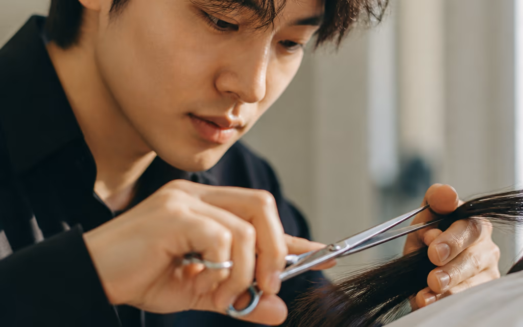 헤어 컬러 시술 전후를 나란히 보여주는 비포애프터 클로즈업
