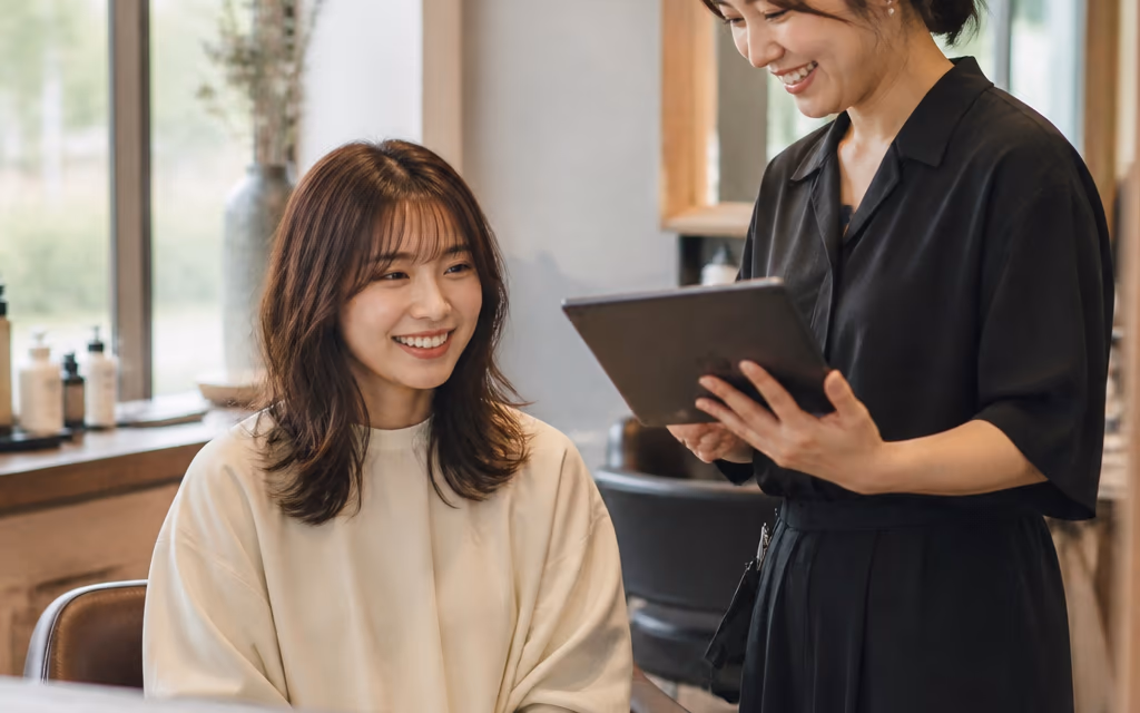 헤어살롱 구글 리뷰 화면을 스마트폰으로 보여주는 담당 디렉터