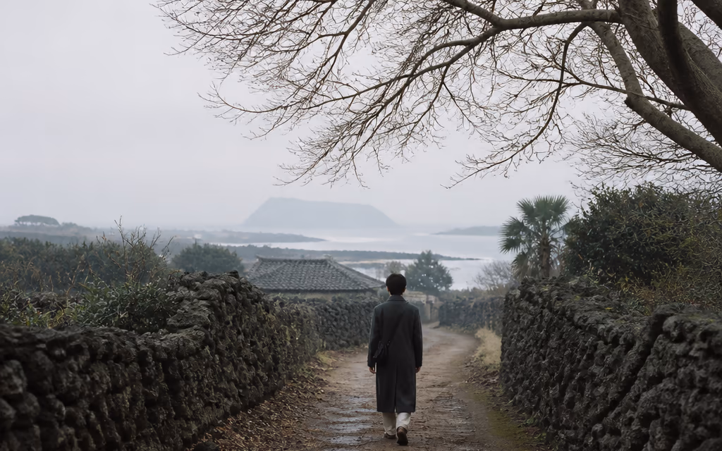 한적한 겨울 아침 돌담길을 걷는 여행자 한 사람