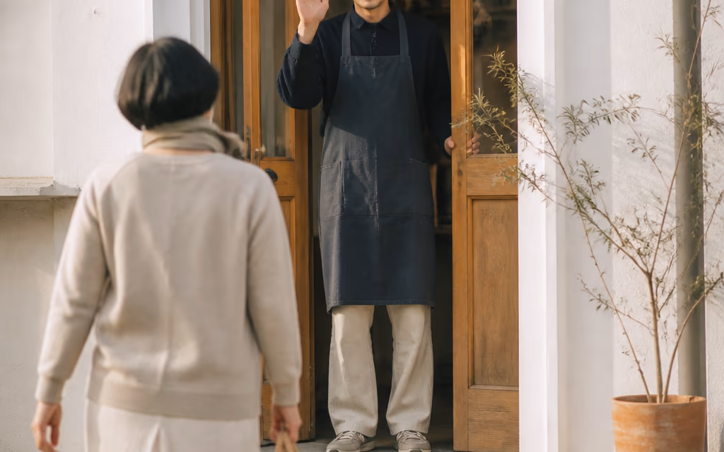 단골 손님과 사장님이 매장 입구에서 인사를 나누는 평일 오후