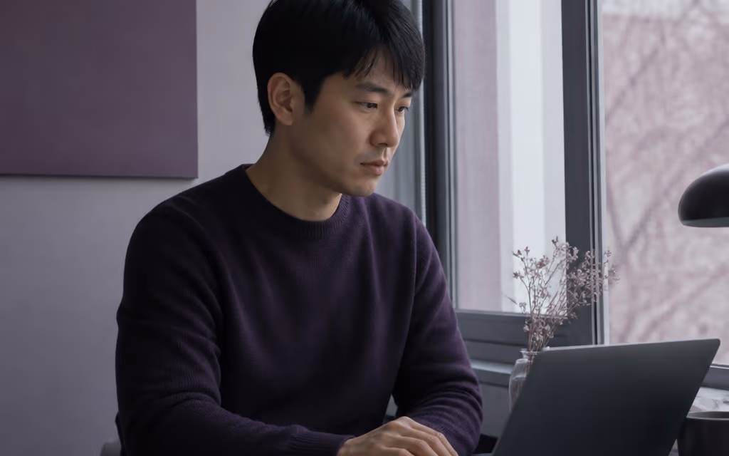 창가 자리에서 조회 데이터를 살펴보는 오후
