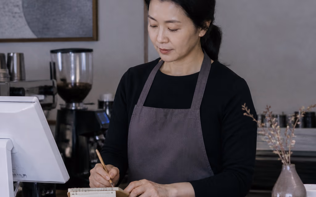 손님 질문을 메모해 두는 매장 카운터