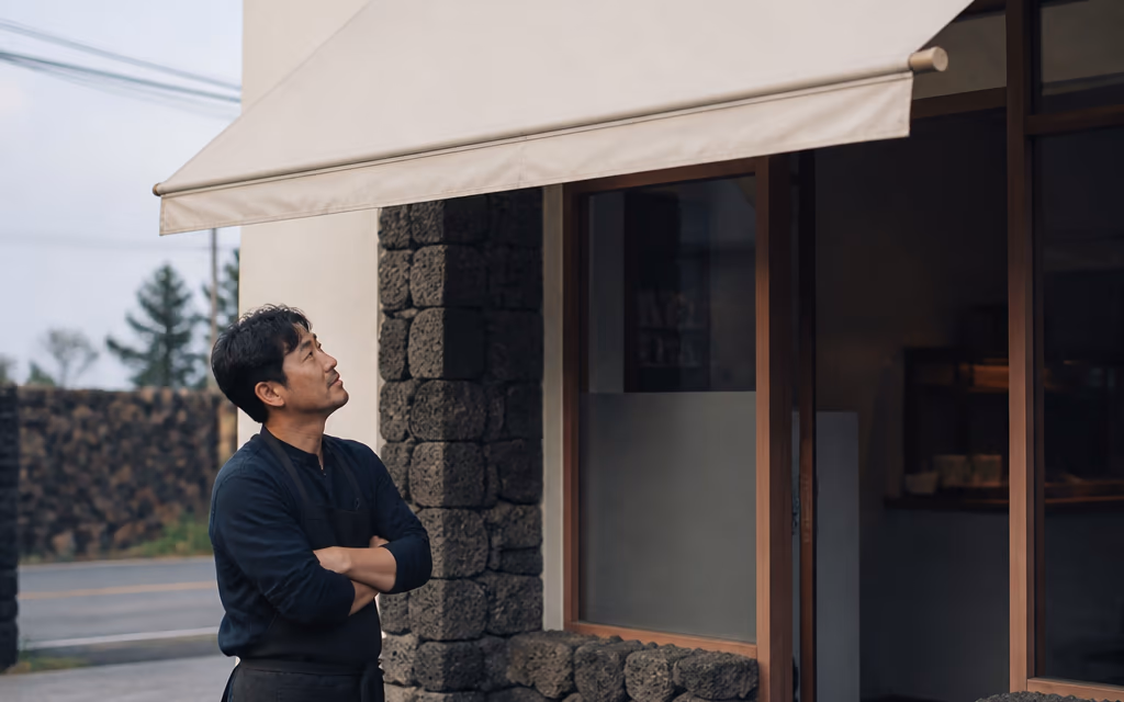 정돈된 제주 매장 입구를 살펴보는 사장님