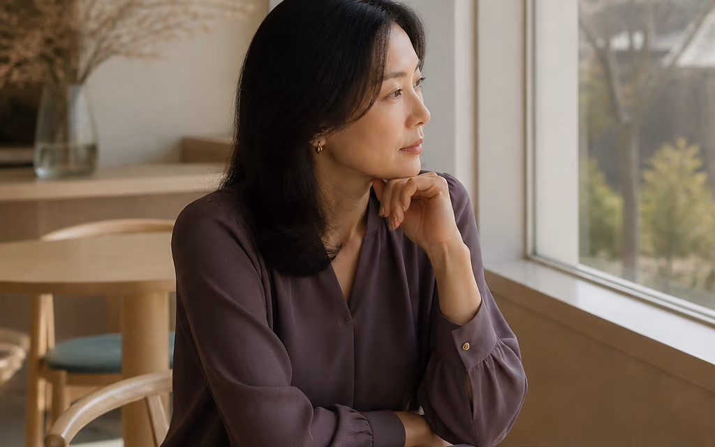 매장 이름을 고민하며 창가에 앉은 예비 사장님
