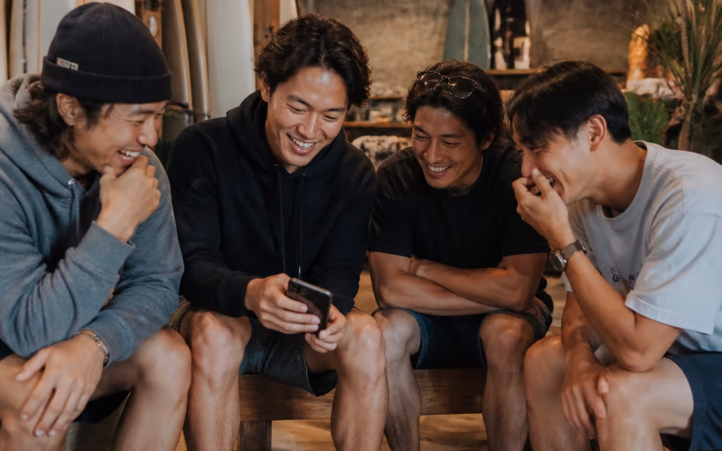 서핑 후 매장에서 손님들이 체험을 나누는 따뜻한 한 컷