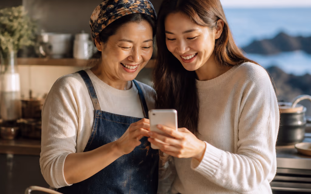 올라간 글을 휴대전화로 함께 확인하는 사장님과 인플루언서